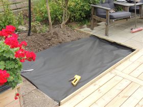 2 Täck ytan med trädgårdsduk eller tidningspapper.